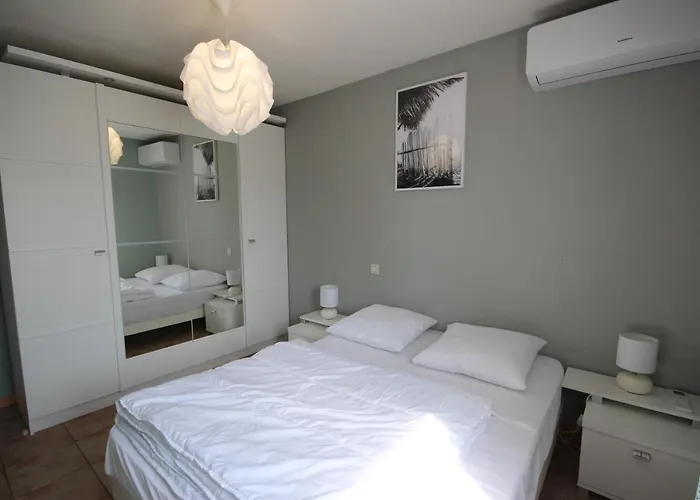 Agreable Maison De Climatisee, 2 Pour 5 Couchages, Securisee Avec Piscine Commune Le Clos De Socorro, 800m De La Lrcs95 * Portiragnes